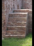 00572 ostia - regio v - insula xii - horrea (v,xii,2) - taberna v - detail - treppe li - 2016.jpg